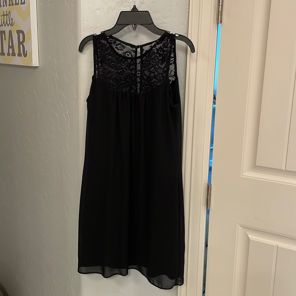 Mini black dress lined, sleeveless and lace on top